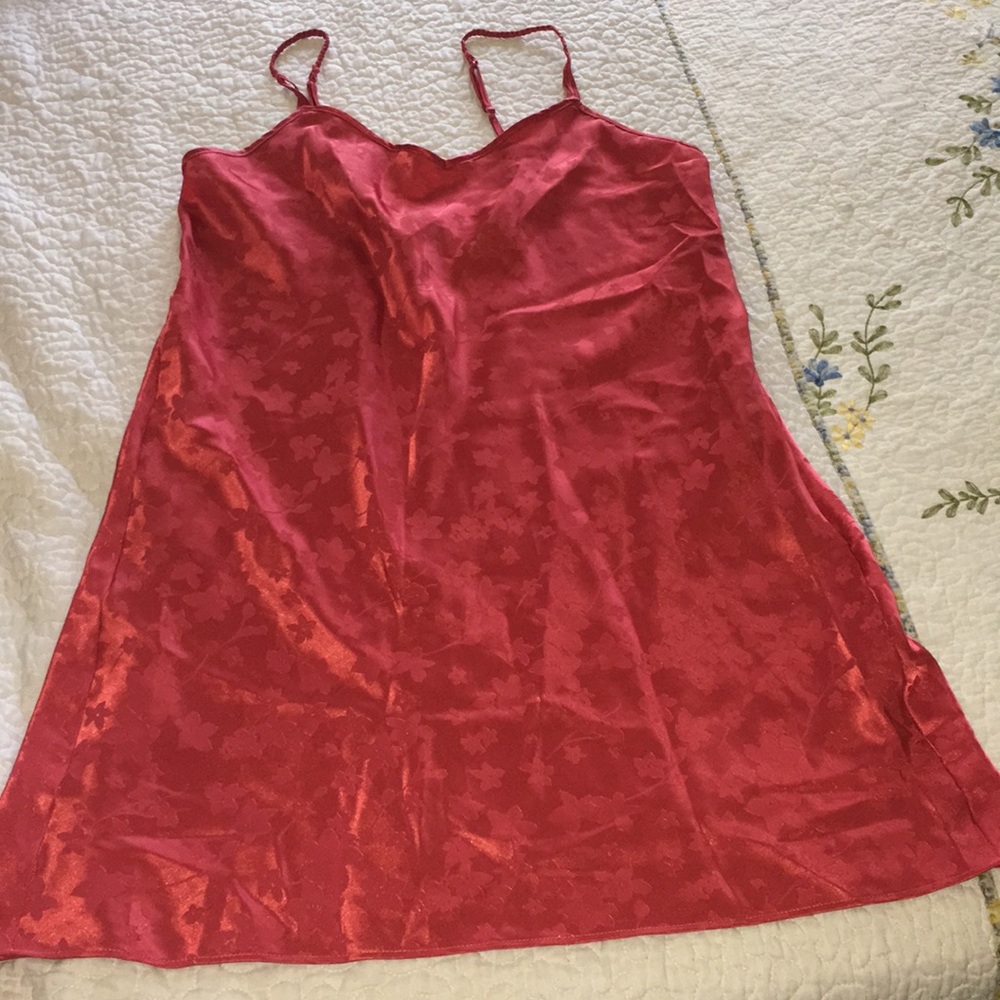Beautiful Red Night Gown - Picture 1 of 5